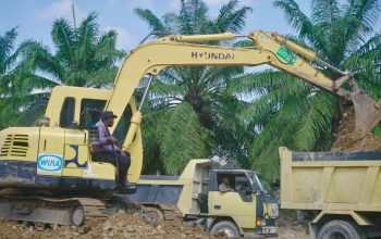 Mahasiswa PTIK Angkatan 83 Normalisasi Lapangan Bola Gampong Seulalah Pasca Banjir