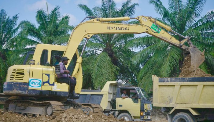 Mahasiswa PTIK Angkatan 83 Normalisasi Lapangan Bola Gampong Seulalah Pasca Banjir