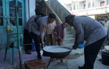Mahasiswa STIK Angkatan 83 Masak Bubur Kanji dan Buka Puasa Bersama Warga Geudubang Aceh