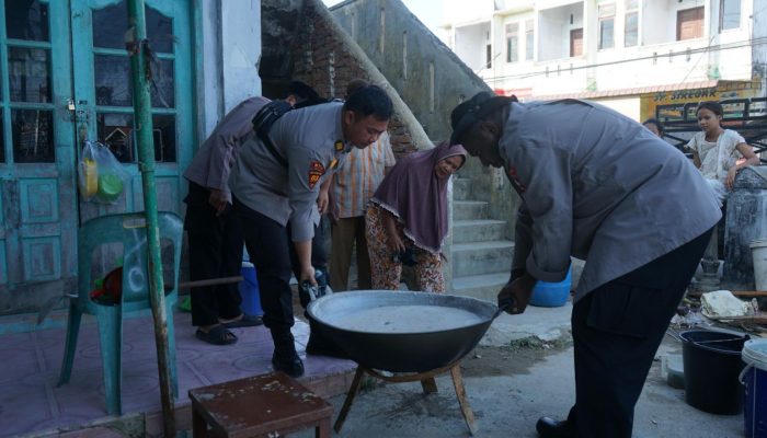 Mahasiswa STIK Angkatan 83 Masak Bubur Kanji dan Buka Puasa Bersama Warga Geudubang Aceh